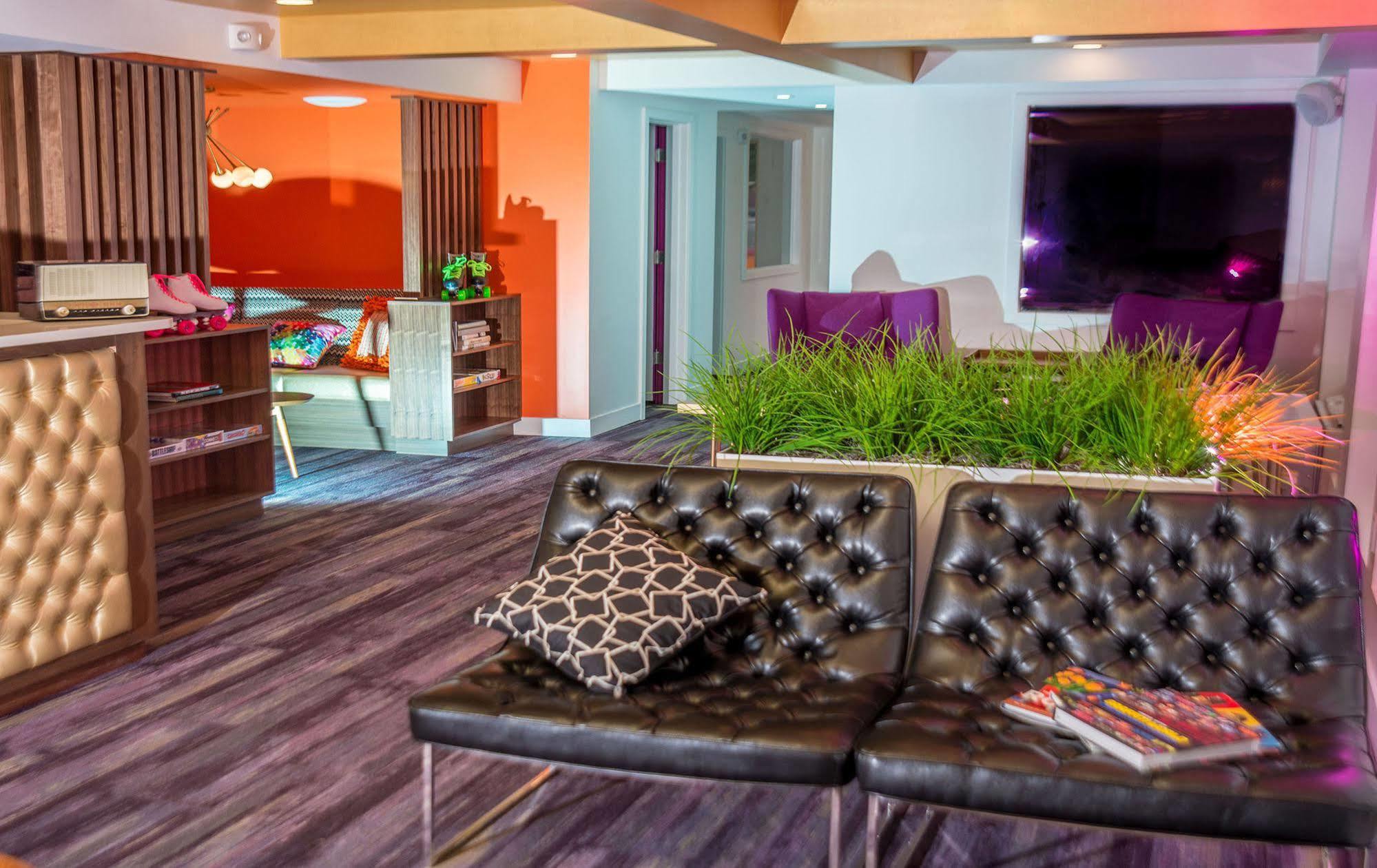 Hotel Zed เคโลว์นา ภายนอก รูปภาพ